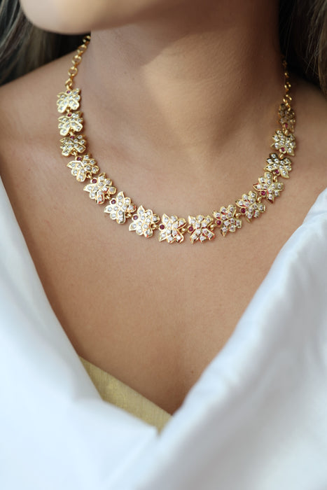 Heritage gold plated white stone short necklace H7394
