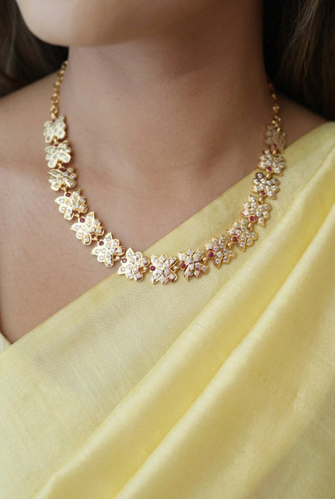 Heritage gold plated white stone short necklace H7394