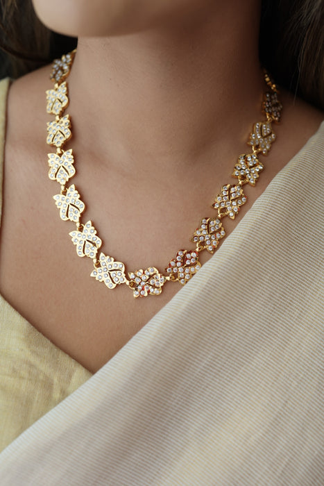 Heritage gold plated white stone short necklace H8001
