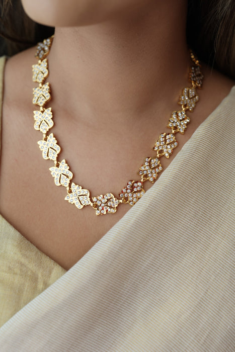 Heritage gold plated white stone short necklace H8001