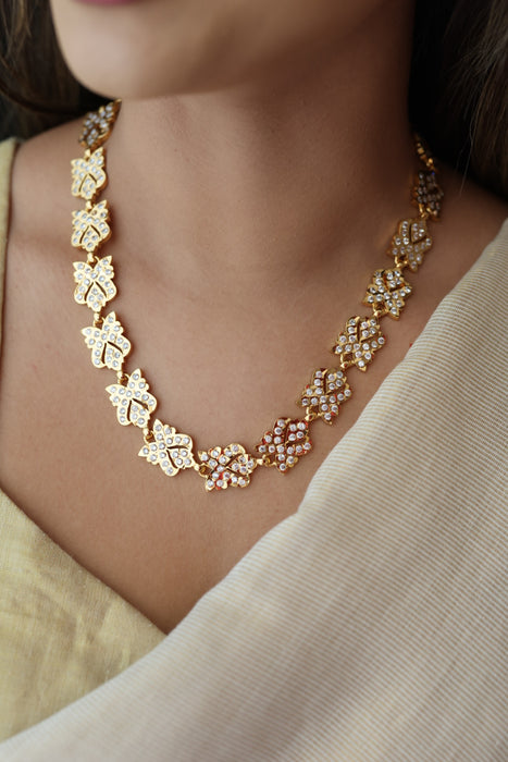 Heritage gold plated white stone short necklace H8001