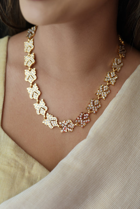 Heritage gold plated white stone short necklace H8001
