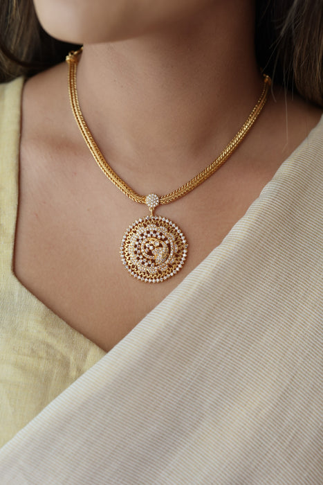 Heritage gold plated white stone short necklace H1923