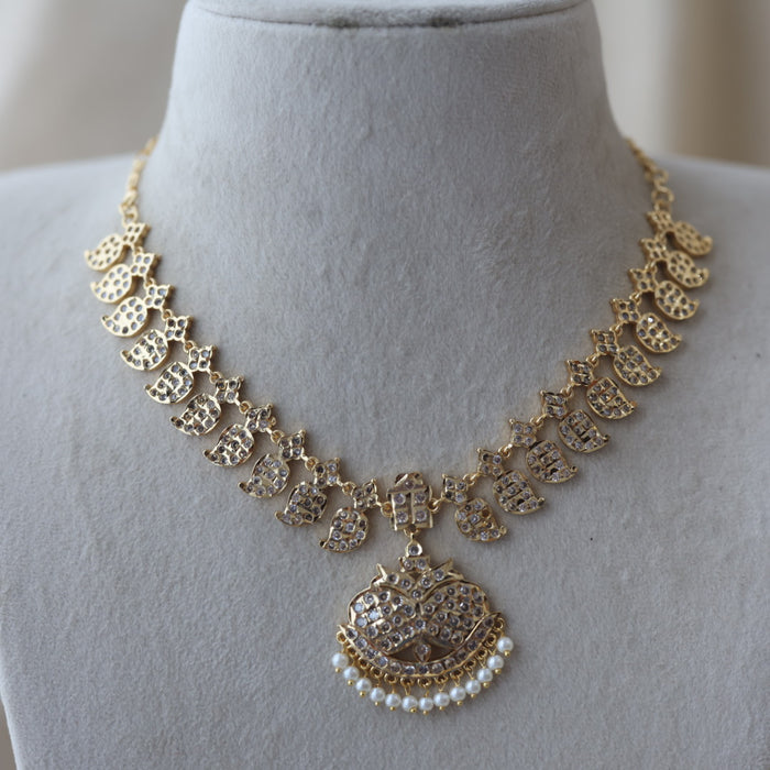 Heritage gold plated white stone short necklace H001123