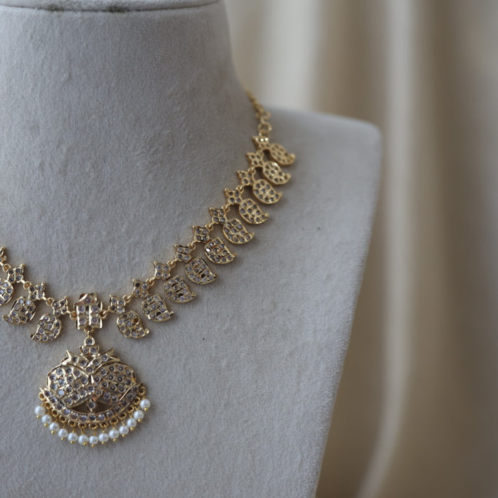 Heritage gold plated white stone short necklace H001123