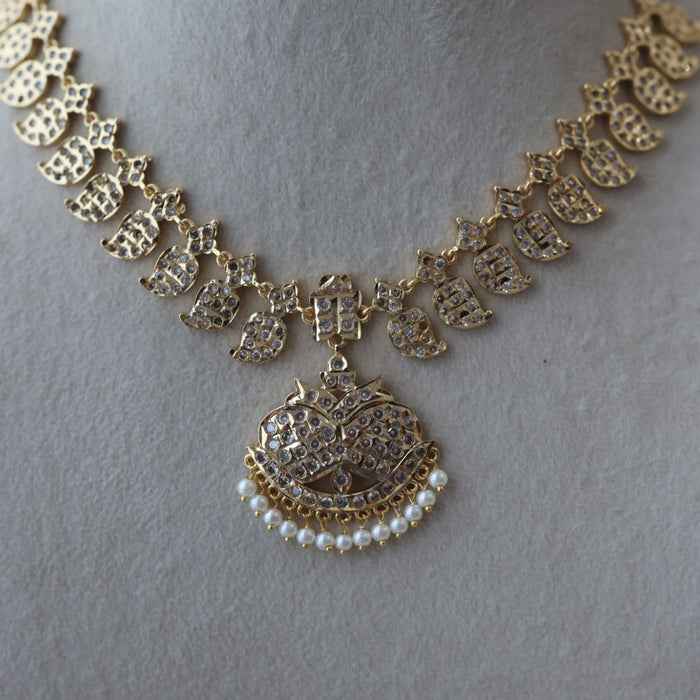 Heritage gold plated white stone short necklace H001123