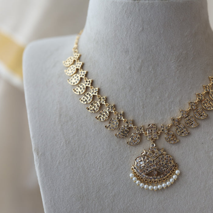 Heritage gold plated white stone short necklace H001123