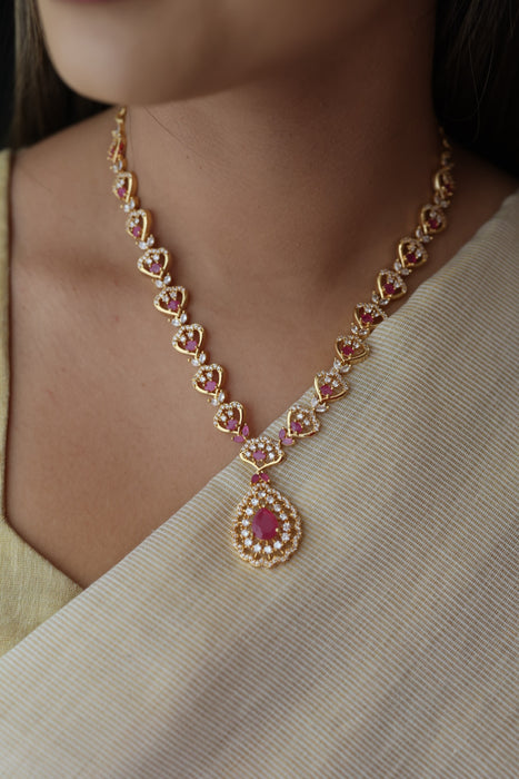 Heritage gold plated ruby white stone short necklace H7882
