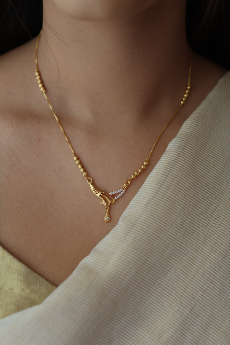 Heritage gold plated white stone short chain HS822