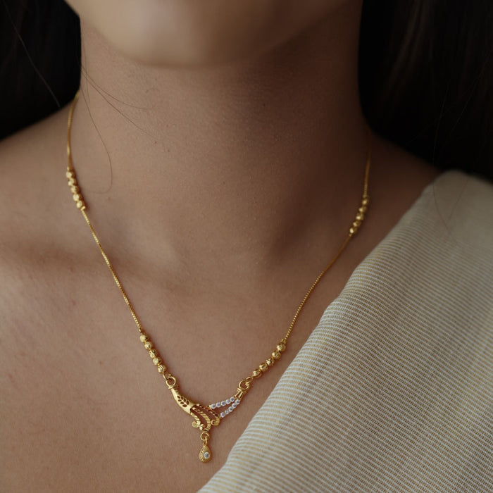 Heritage gold plated white stone short chain HS822