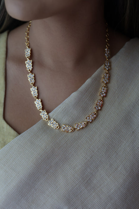 Heritage gold plated ruby white stone short necklace H6922