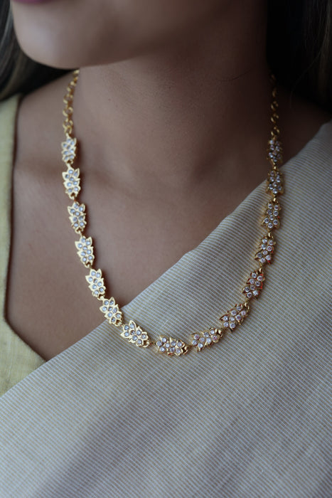 Heritage gold plated ruby white stone short necklace H6922