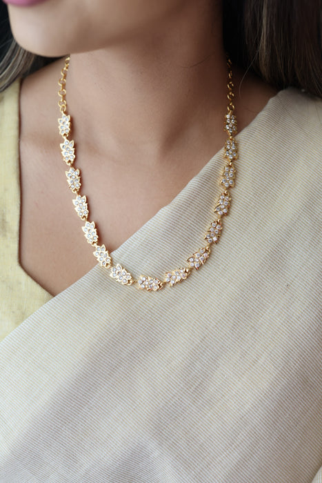 Heritage gold plated ruby white stone short necklace H6922