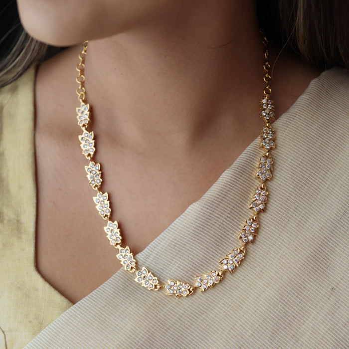 Heritage gold plated ruby white stone short necklace H6922
