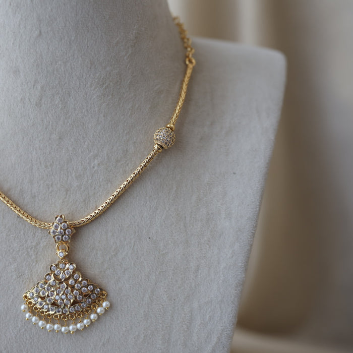 Heritage gold plated white stone short necklace H6355