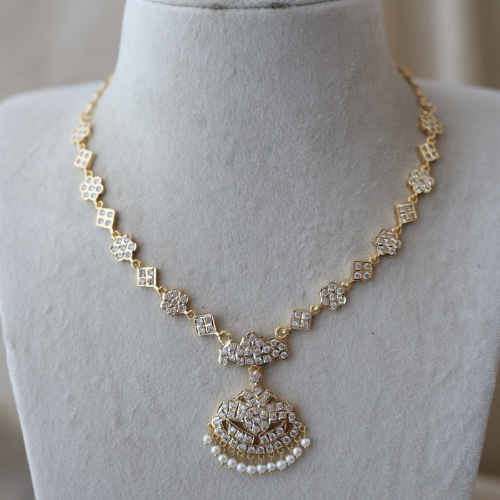 Heritage gold plated white stone short necklace H1289