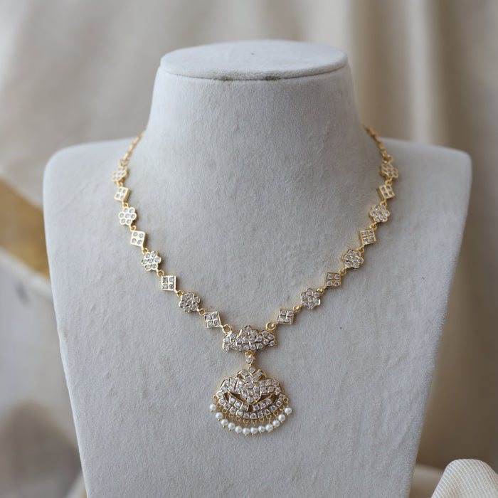 Heritage gold plated white stone short necklace H1289