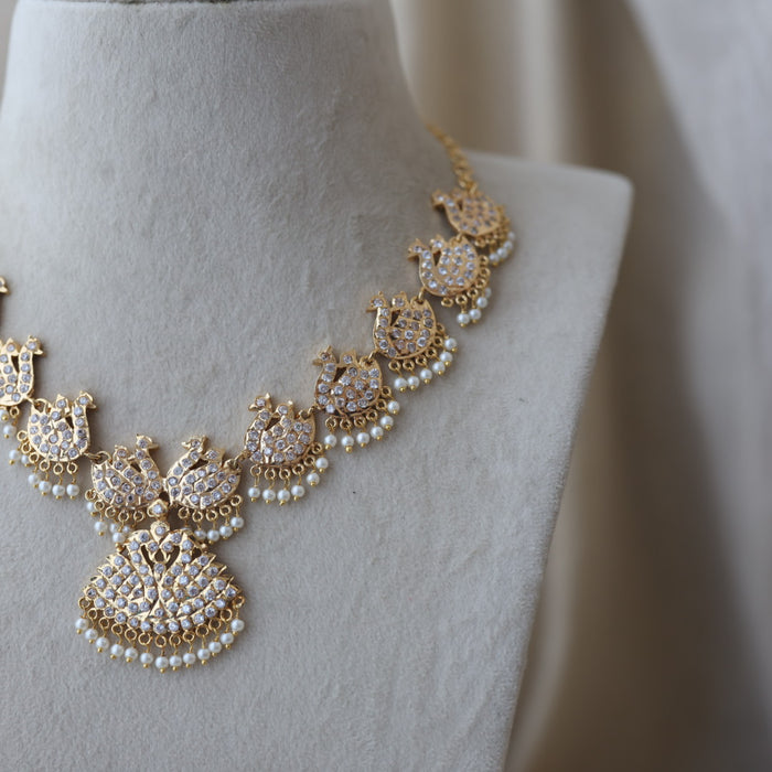 Heritage gold plated white stone short necklace H723