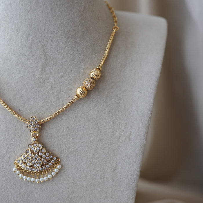 Heritage gold plated white stone short necklace H1672