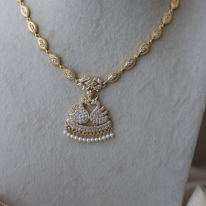 Heritage gold plated white stone short necklace H2056