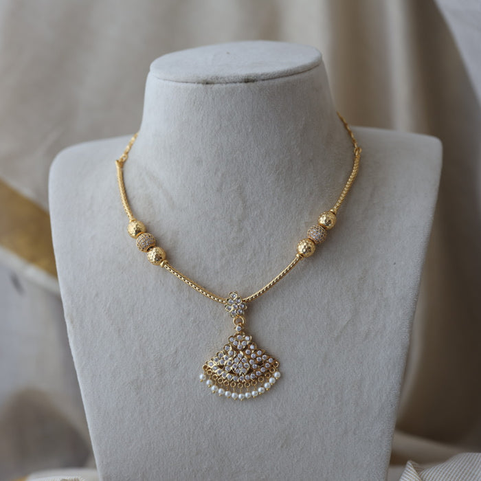 Heritage gold plated white stone short necklace H265