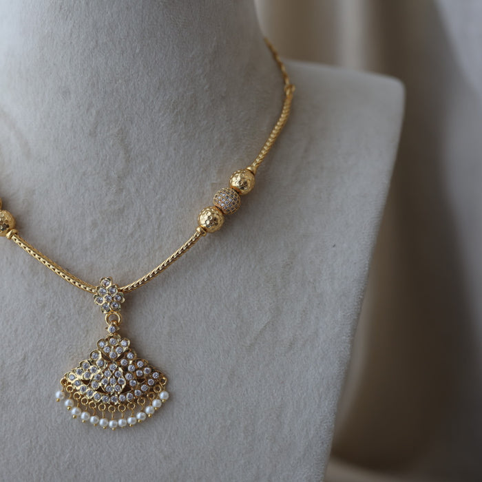 Heritage gold plated white stone short necklace H265