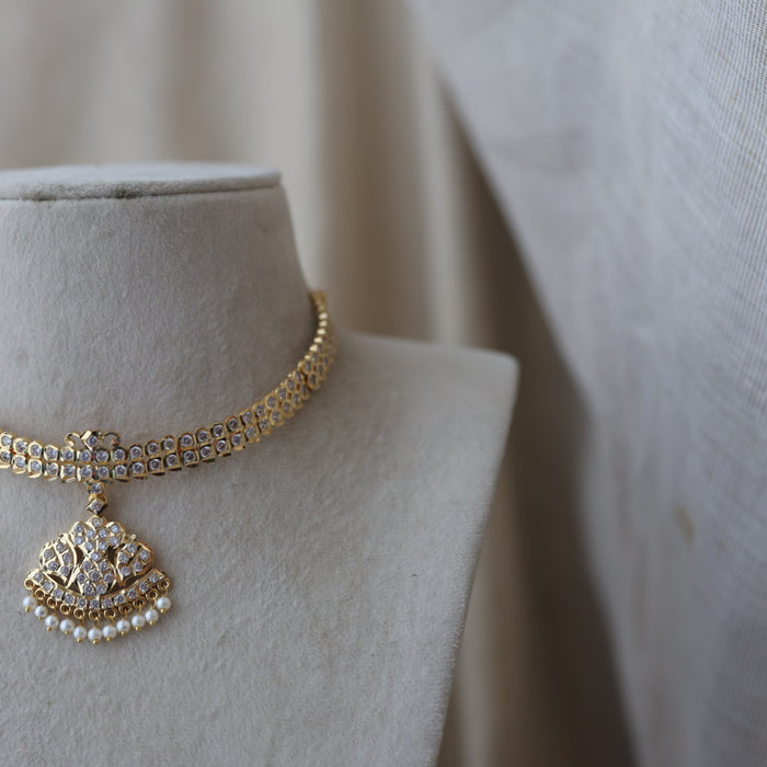 Heritage gold plated white stone short necklace H9776
