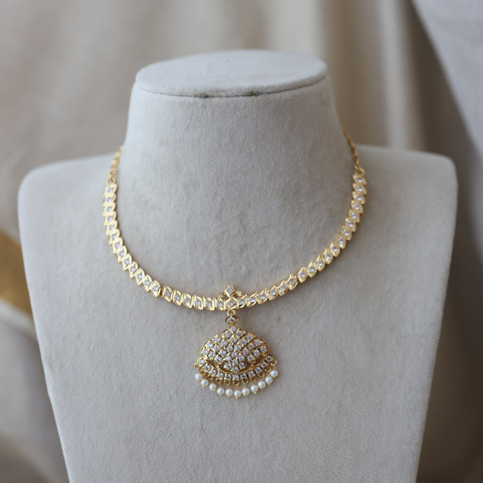 Heritage gold plated white stone short necklace H992