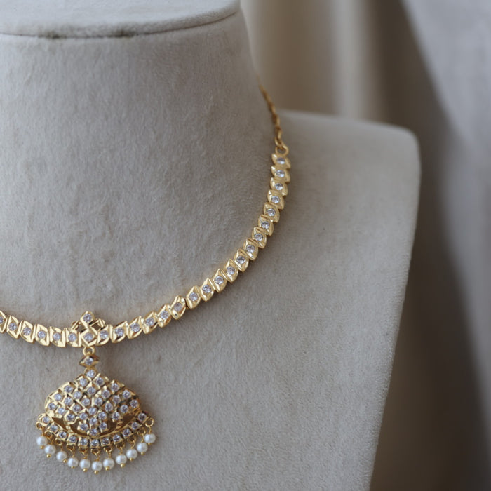 Heritage gold plated white stone short necklace H992