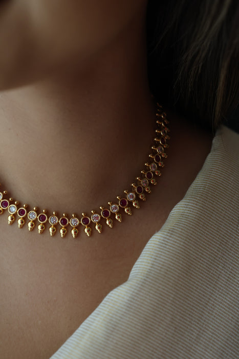 Heritage gold plated ruby white stone short necklace H8902