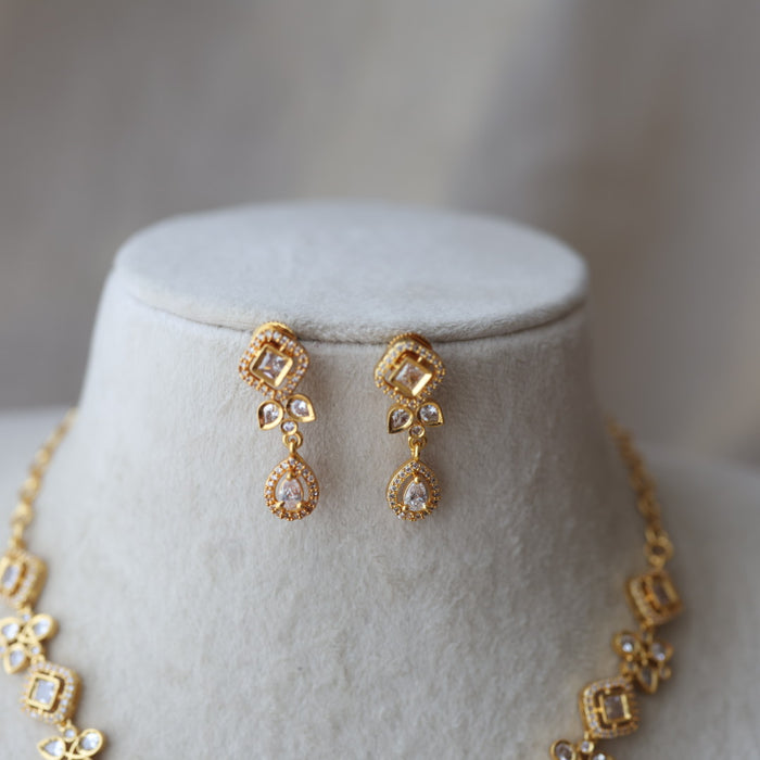 Heritage white stone short necklace with earrings H6284