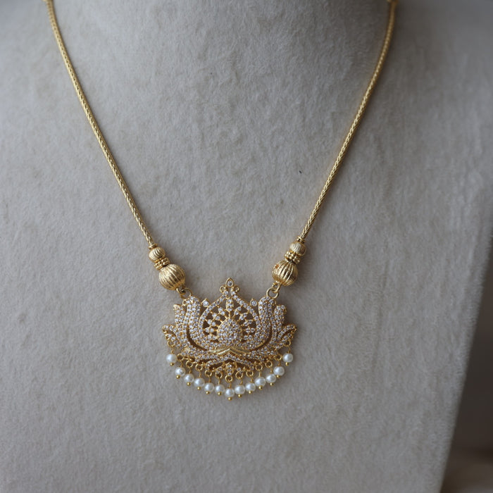Heritage white stone short necklace H1334