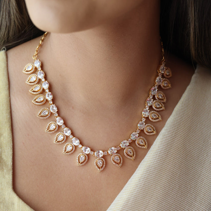 Heritage gold plated white stone short necklace H1793