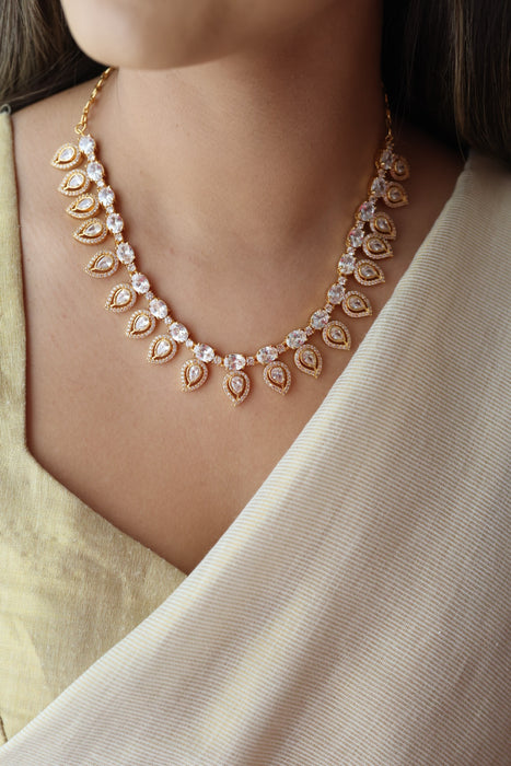 Heritage gold plated white stone short necklace H1793