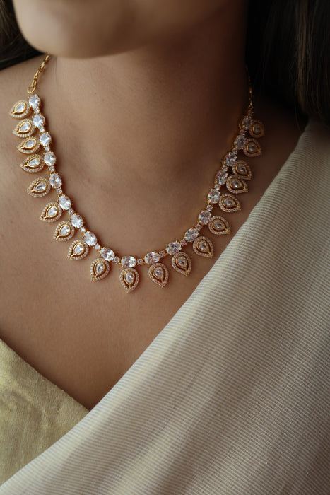 Heritage gold plated white stone short necklace H1793