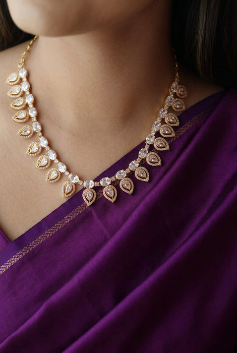 Heritage gold plated white stone short necklace H1793