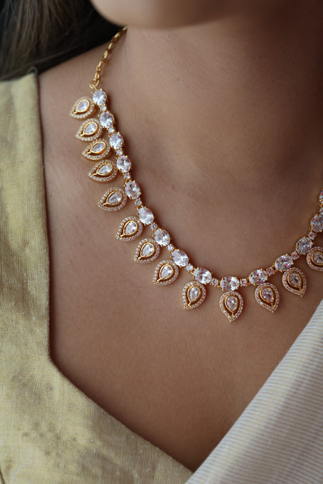 Heritage gold plated white stone short necklace H1793
