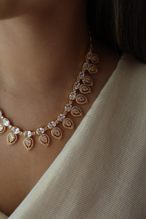 Heritage gold plated white stone short necklace H1793