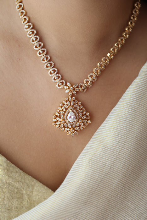 Heritage gold plated white stone short necklace with earrings H27827
