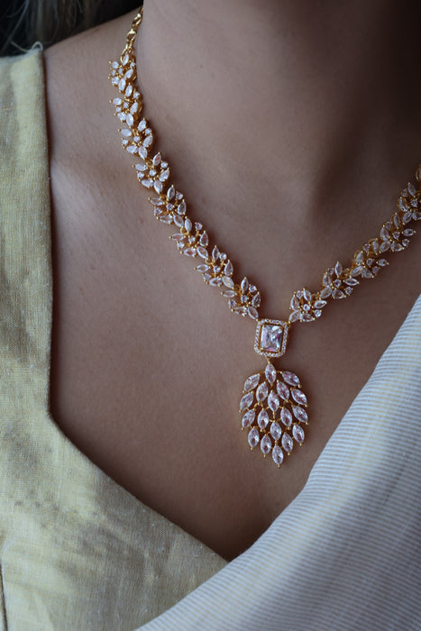 Heritage gold plated white stone short necklace with earrings HW5382