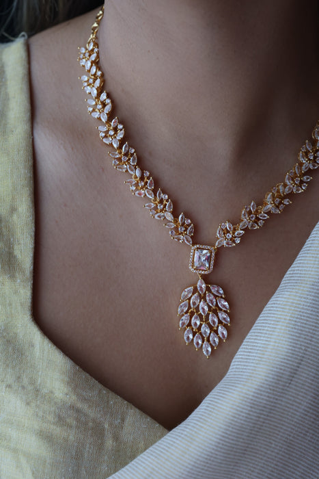 Heritage gold plated white stone short necklace with earrings HW5382