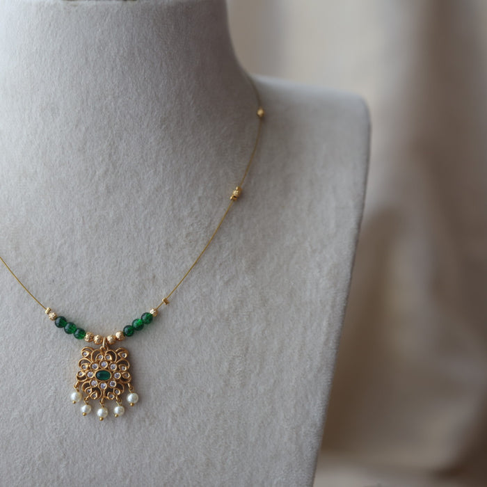Antique green bead invisible short necklace IN69886