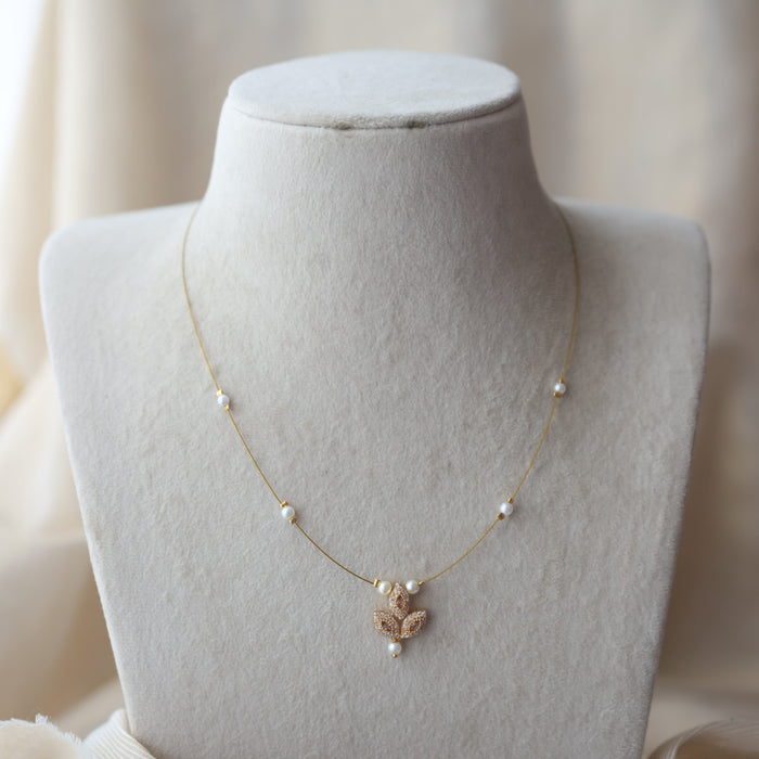 Heritage white stone invisible short necklace IN1457