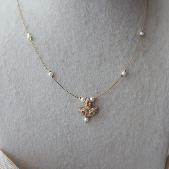 Heritage white stone invisible short necklace IN1457