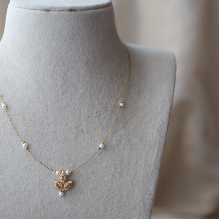 Heritage white stone invisible short necklace IN1457