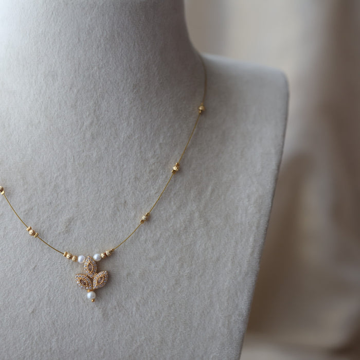 Heritage white stone invisible short necklace IN1234