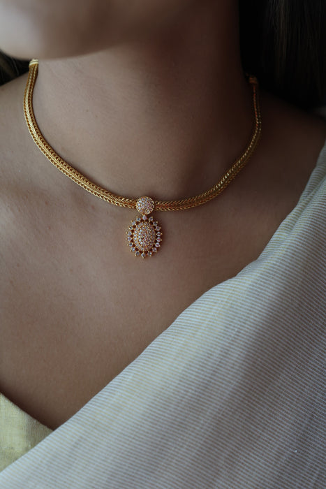 Heritage gold plated white stone short necklace H7381