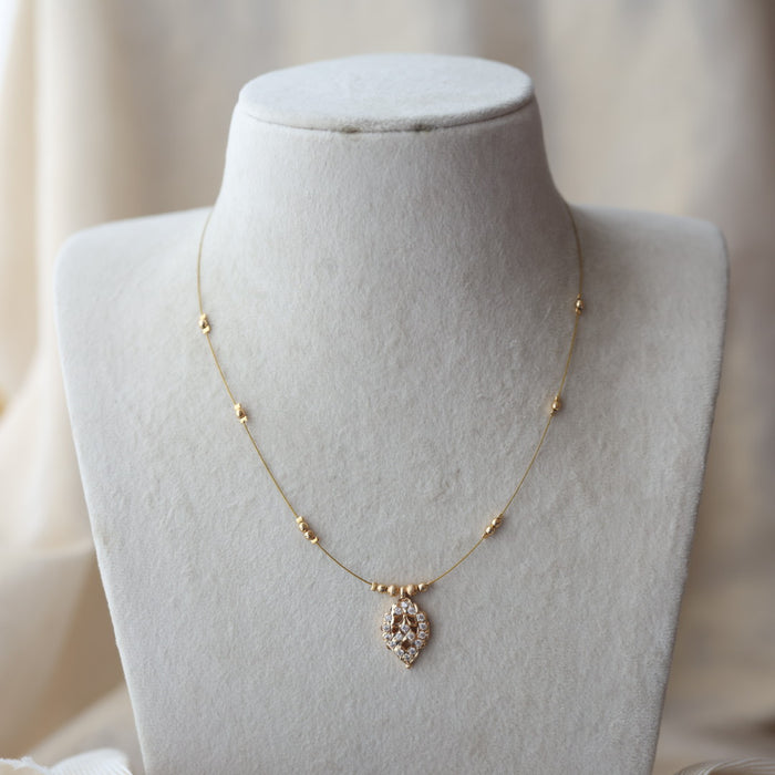 Heritage white stone invisible short necklace IN6899