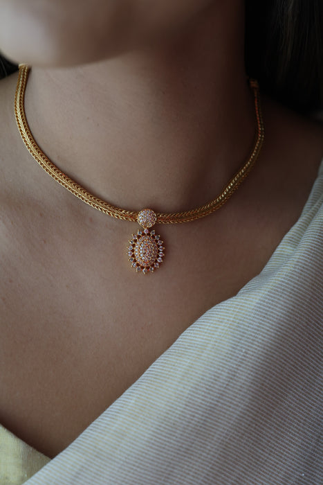 Heritage gold plated white stone short necklace H7381