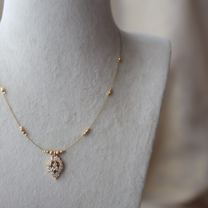Heritage white stone invisible short necklace IN6899